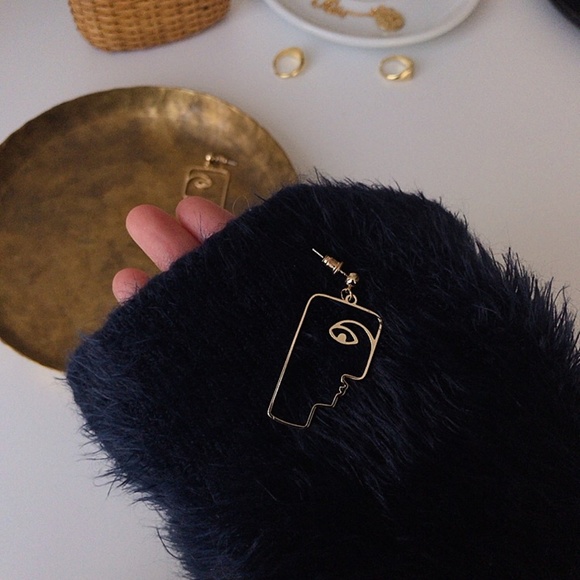 Unique Design//Minimalist Abstract Face Earrings - Picture 3 of 7